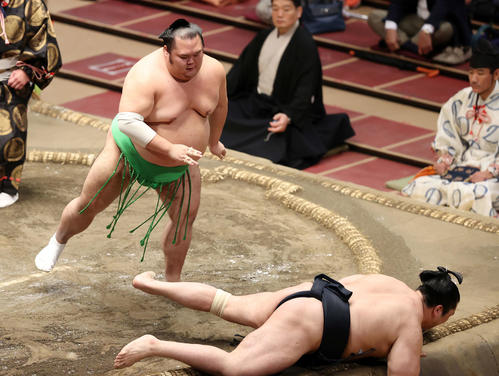 輝（下）をはたき込みで破る千代丸（撮影・鈴木正人）