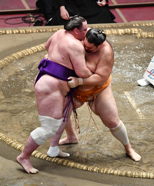 魁聖（右）は栃ノ心を寄り切りで破る（撮影・柴田隆二）