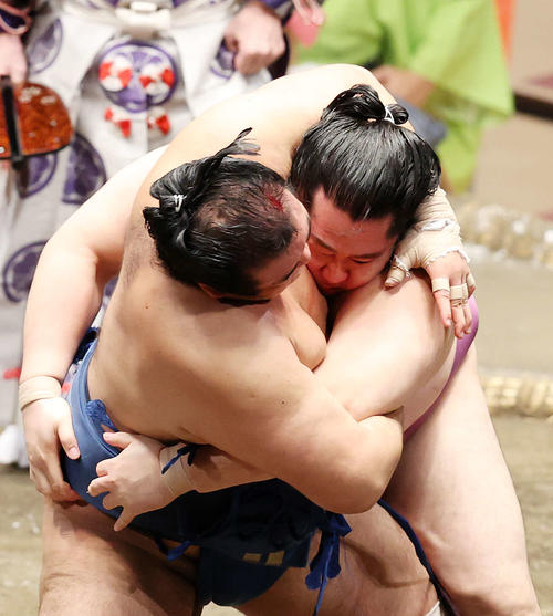 千代の国（左）と攻め合う遠藤（撮影・鈴木正人）
