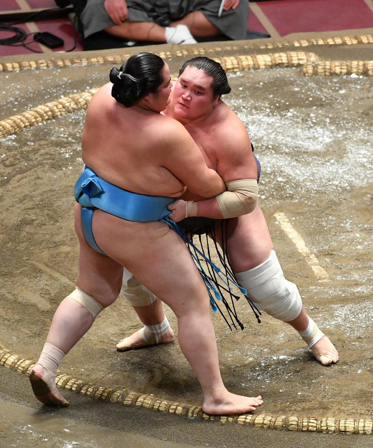 照ノ富士（右）は琴ノ若を寄り切りで破る（撮影・柴田隆二）