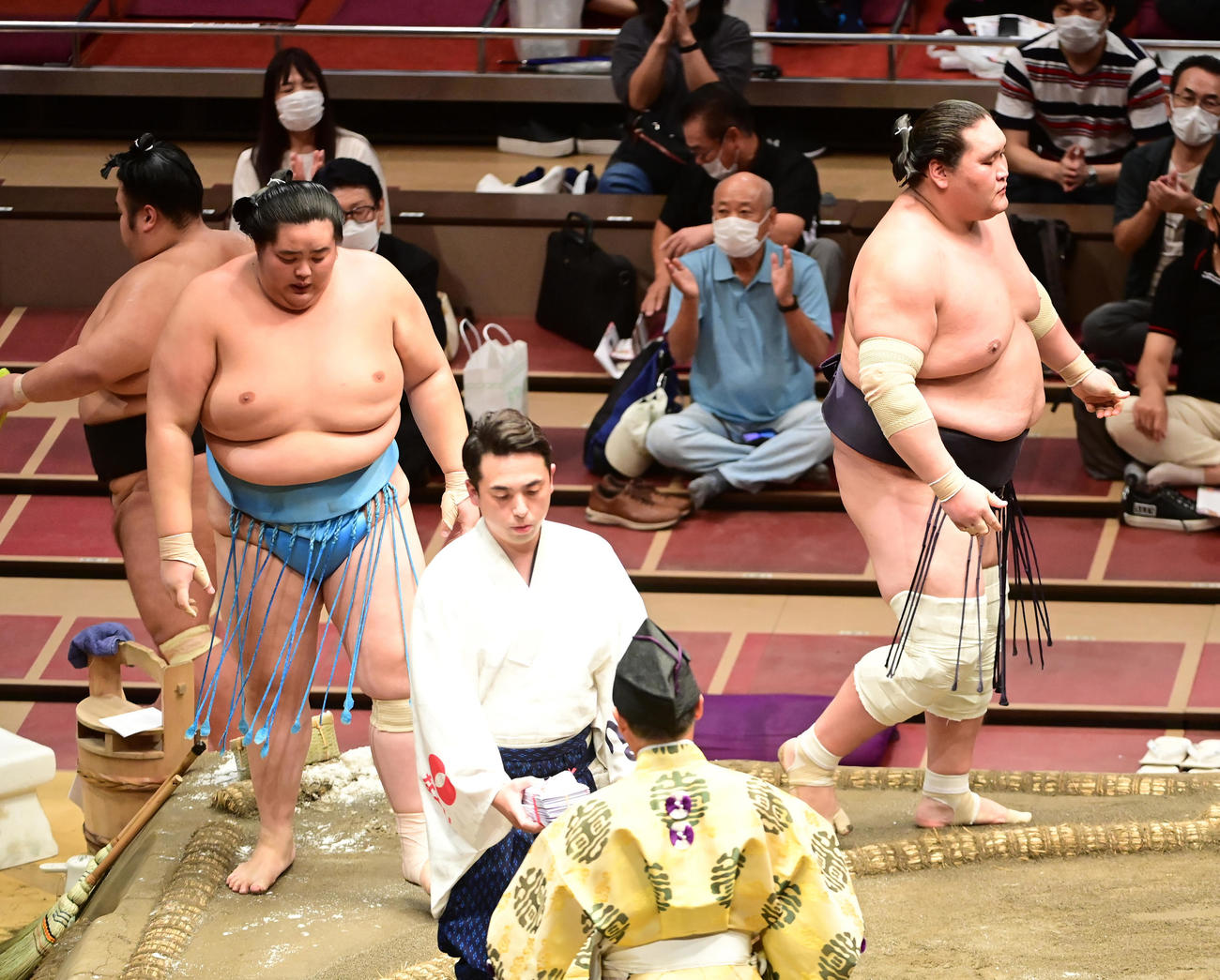 照ノ富士は琴ノ若（左）を寄り切りで破る（撮影・小沢裕）