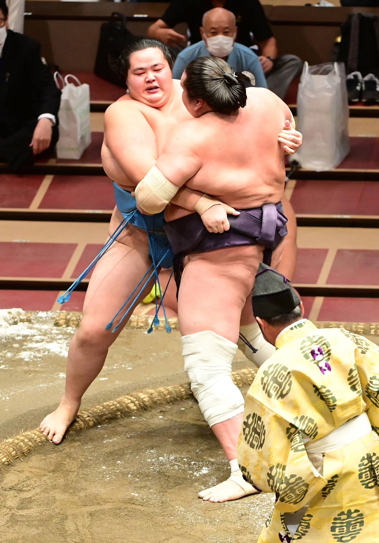 照ノ富士は琴ノ若（左）を寄り切りで破る（撮影・小沢裕）