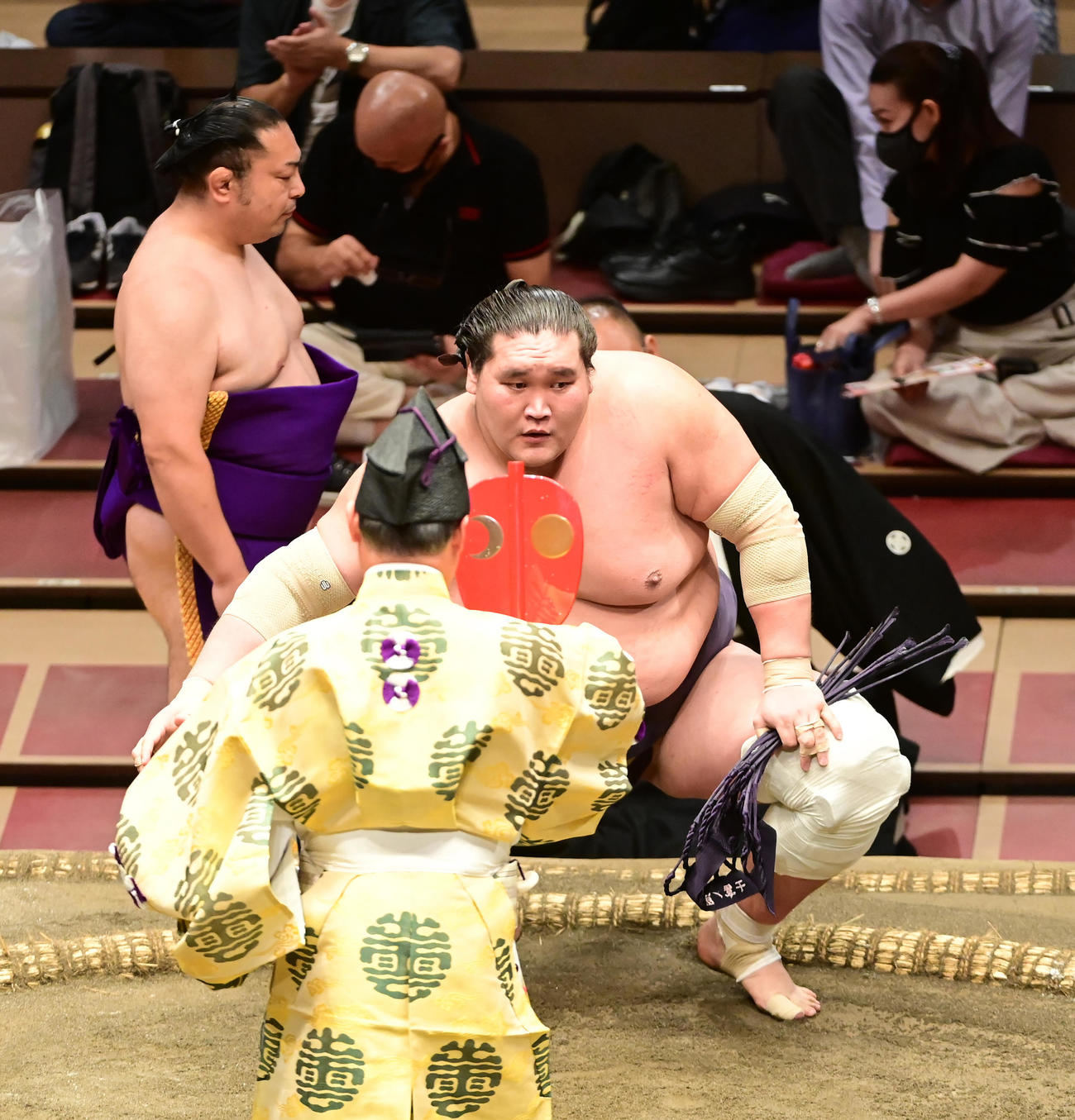 勝ち名乗りを受ける照ノ富士。後方左は弓取り式を務める聡ノ富士（撮影・小沢裕）