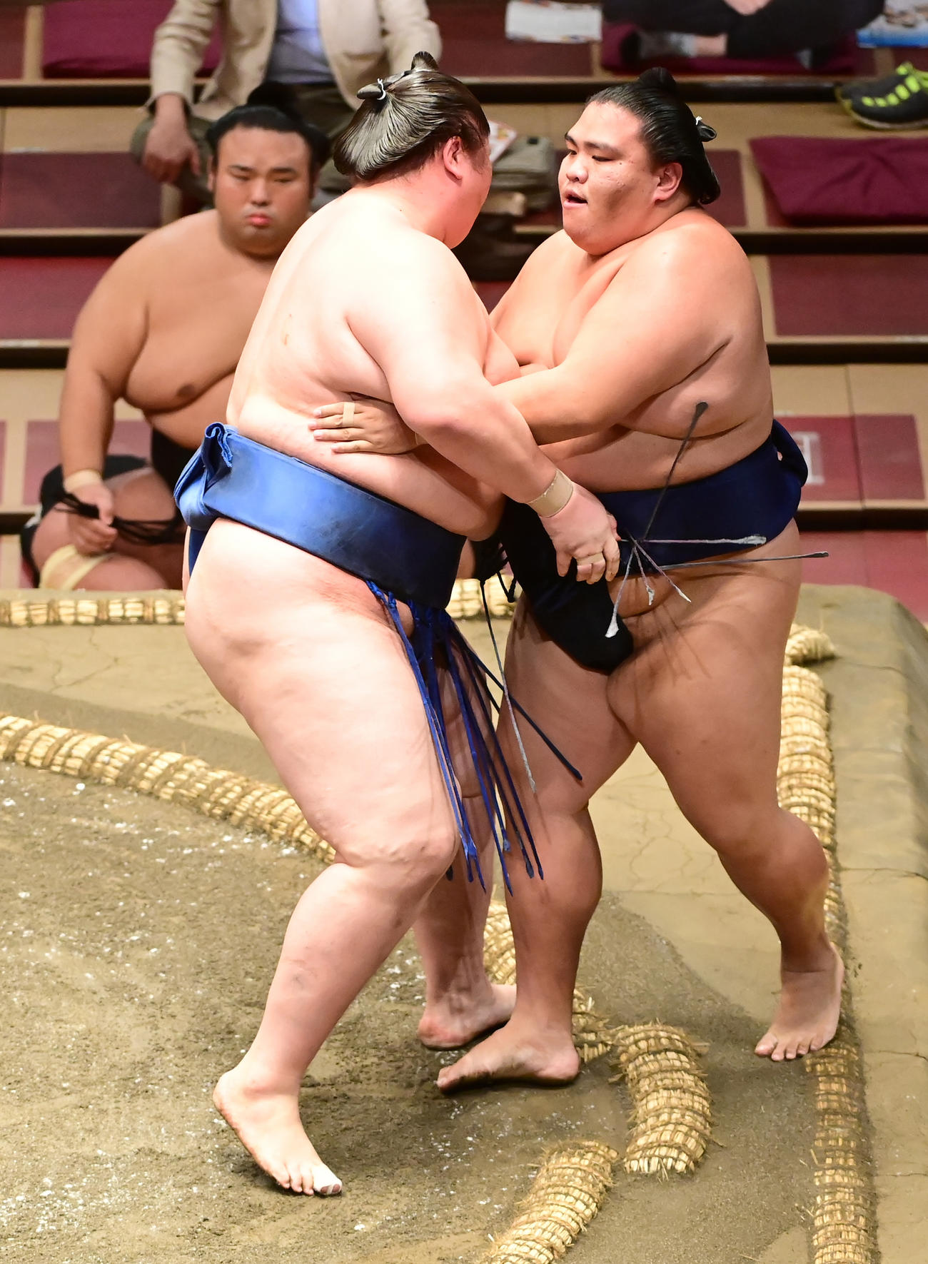 御嶽海（右）は逸ノ城に寄り切りで敗れる（撮影・小沢裕）