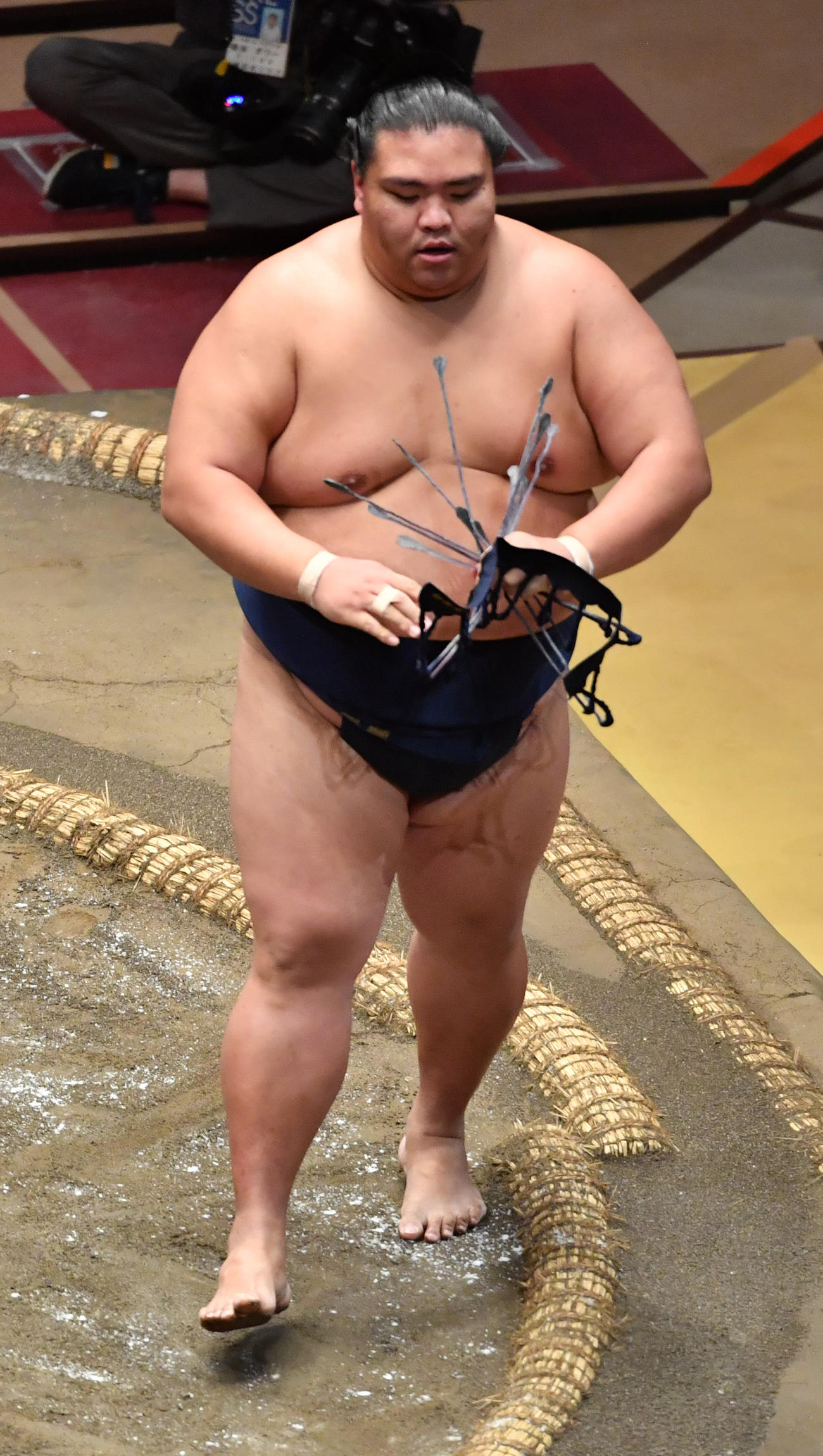 御嶽海は逸ノ城に寄り切りで敗れた（撮影・柴田隆二）