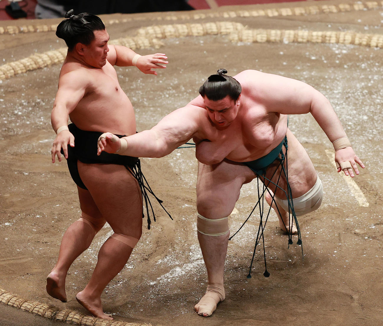 照強（左）を突き出しで破る碧山（撮影・野上伸悟）