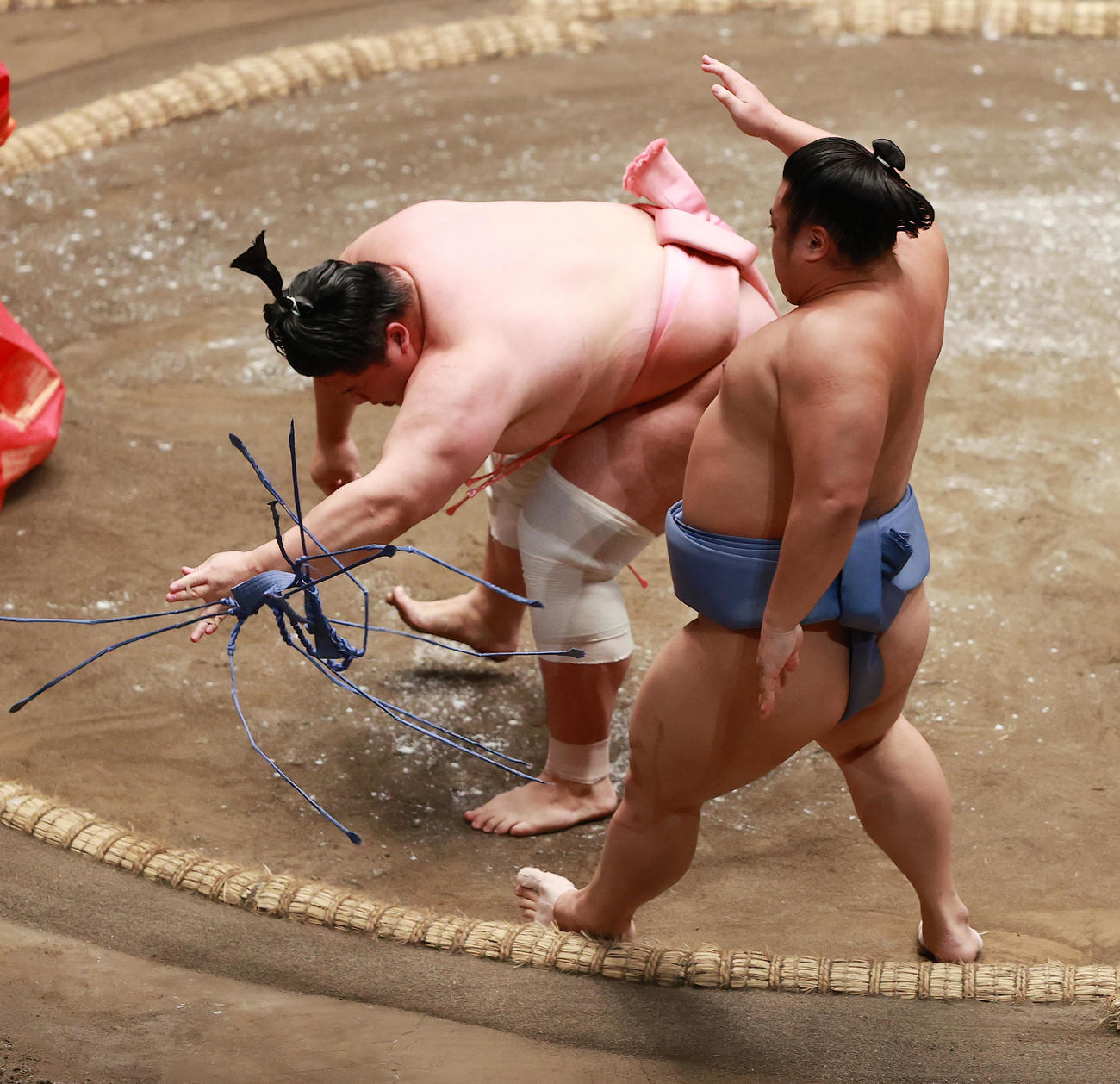 翔猿（手前）を押し倒しで破る宇良（撮影・野上伸悟）
