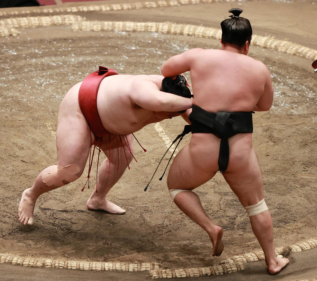 霧馬山（右）を押し出しで破る隆の勝（撮影・野上伸悟）