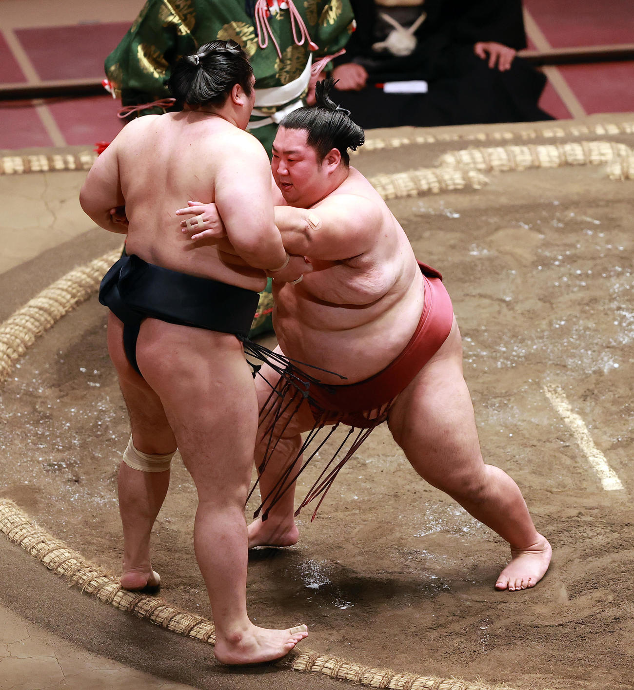 輝（左）を押し出しで破る徳勝龍（撮影・野上伸悟）