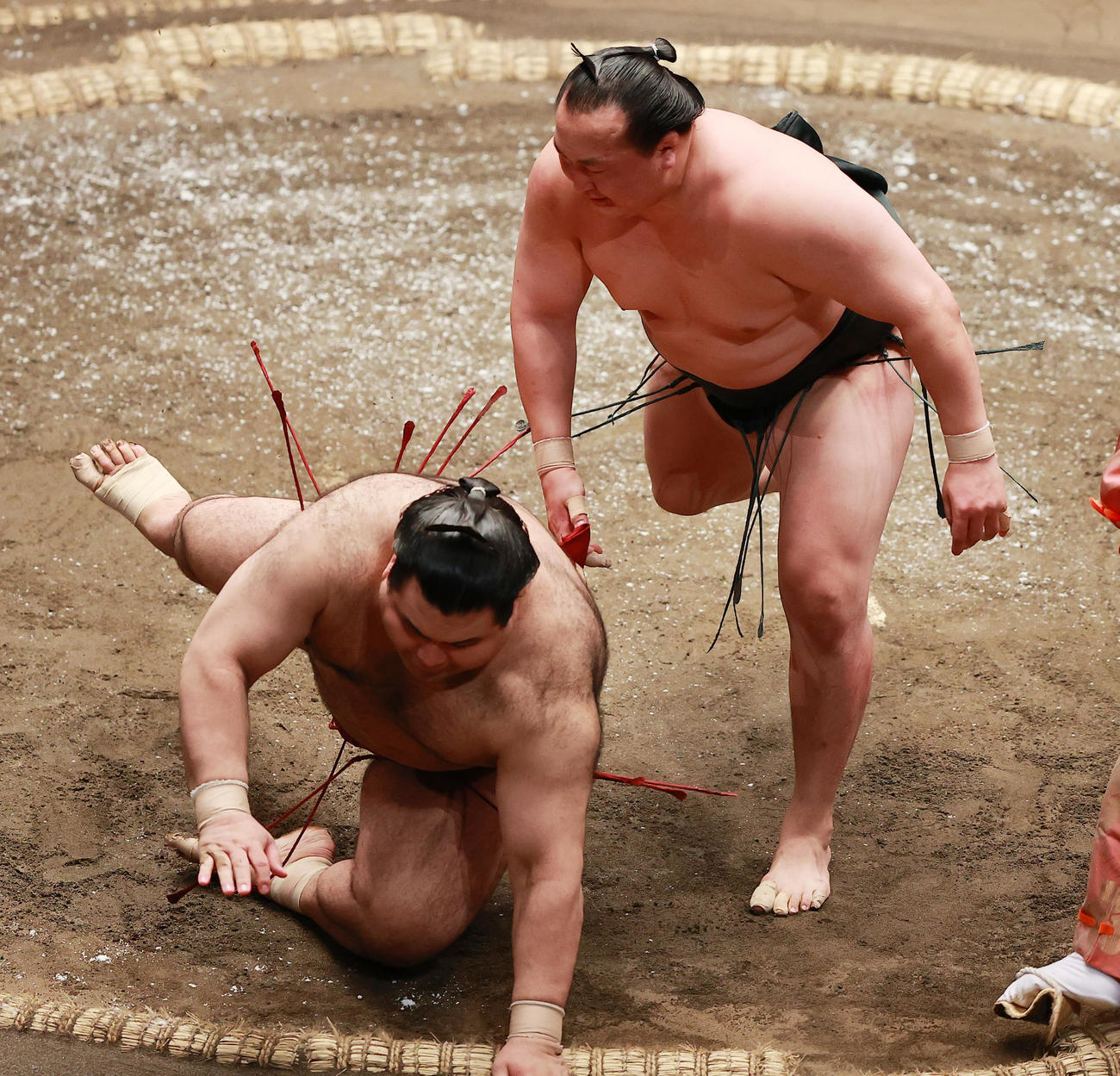 高安（左）を上手投げで破る千代翔馬（撮影・野上伸悟）