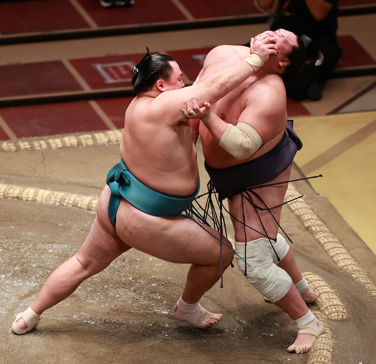 玉鷲（左）の突っ張りを耐える照ノ富士（撮影・野上伸悟）