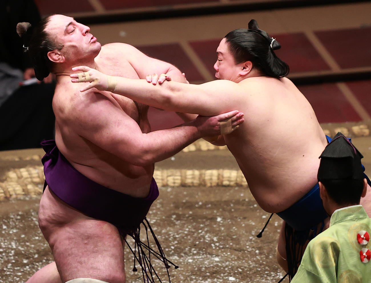 栃ノ心（左）と張り合う一山本（撮影・野上伸悟）