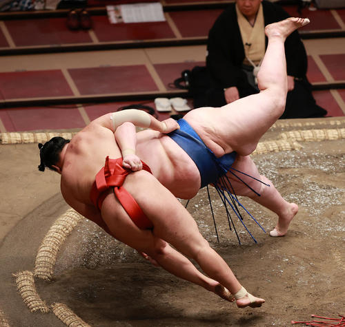 同体で取り直しとなった豊昇龍（手前）と逸ノ城の一番（撮影・野上伸悟）