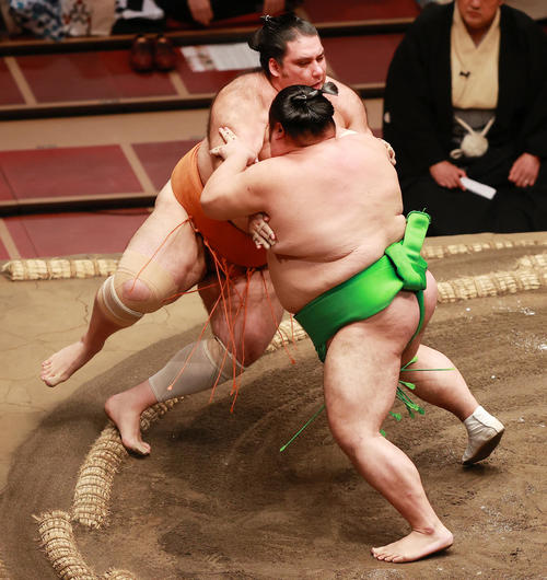 魁聖（奥）を押し倒しで破った千代丸（撮影・野上伸悟）
