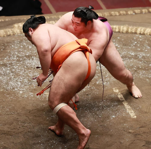 志摩ノ海（左）を送り出しで破る遠藤（撮影・野上伸悟）