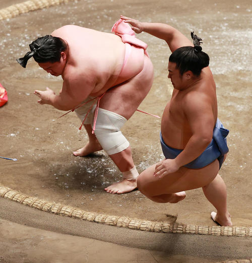 翔猿（手前）を押し倒しで破る宇良（撮影・野上伸悟）