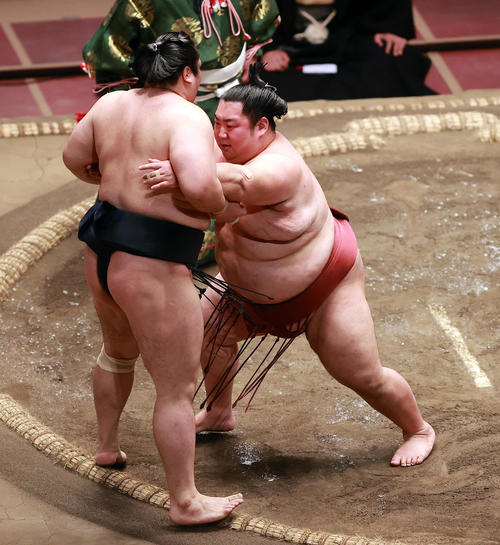 輝（左）を押し出しで破る徳勝龍（撮影・野上伸悟）