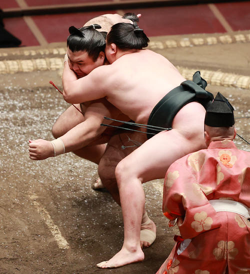 高安（左）を上手投げで破る千代翔馬（撮影・野上伸悟）