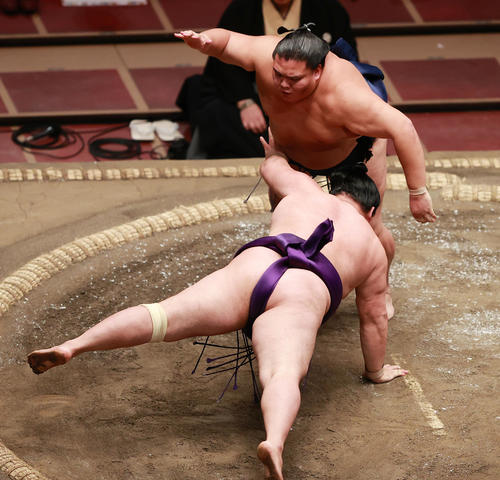 明生（手前）を引き落としで破った御嶽海（撮影・野上伸悟）
