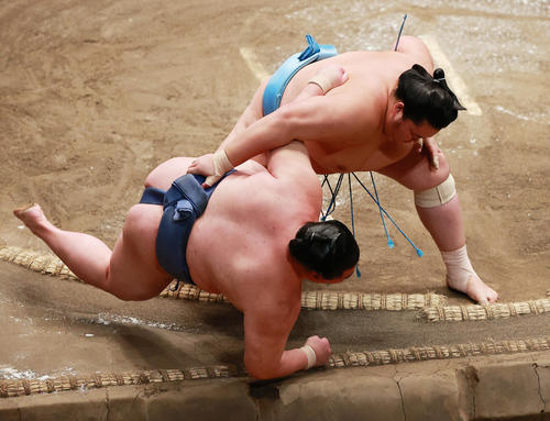 上手投げ正代（左）を破る琴ノ若（撮影・野上伸悟）