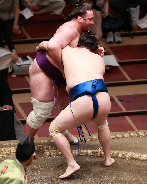 栃ノ心（奥）を寄り切りで破る一山本（撮影・野上伸悟）
