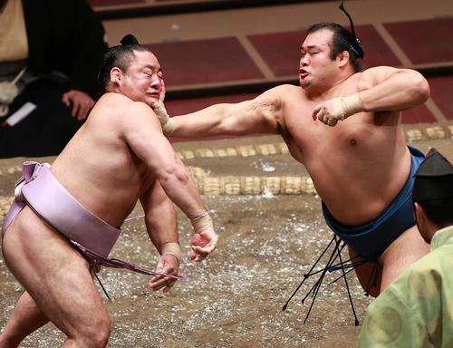 琴恵光（左）を激しく突っ張る千代の国（撮影・野上伸悟）