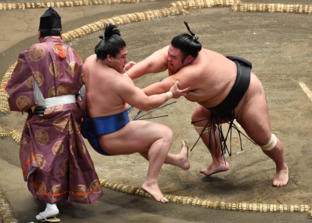 貴景勝（右）は若隆景を押し倒しで破る（撮影・柴田隆二）