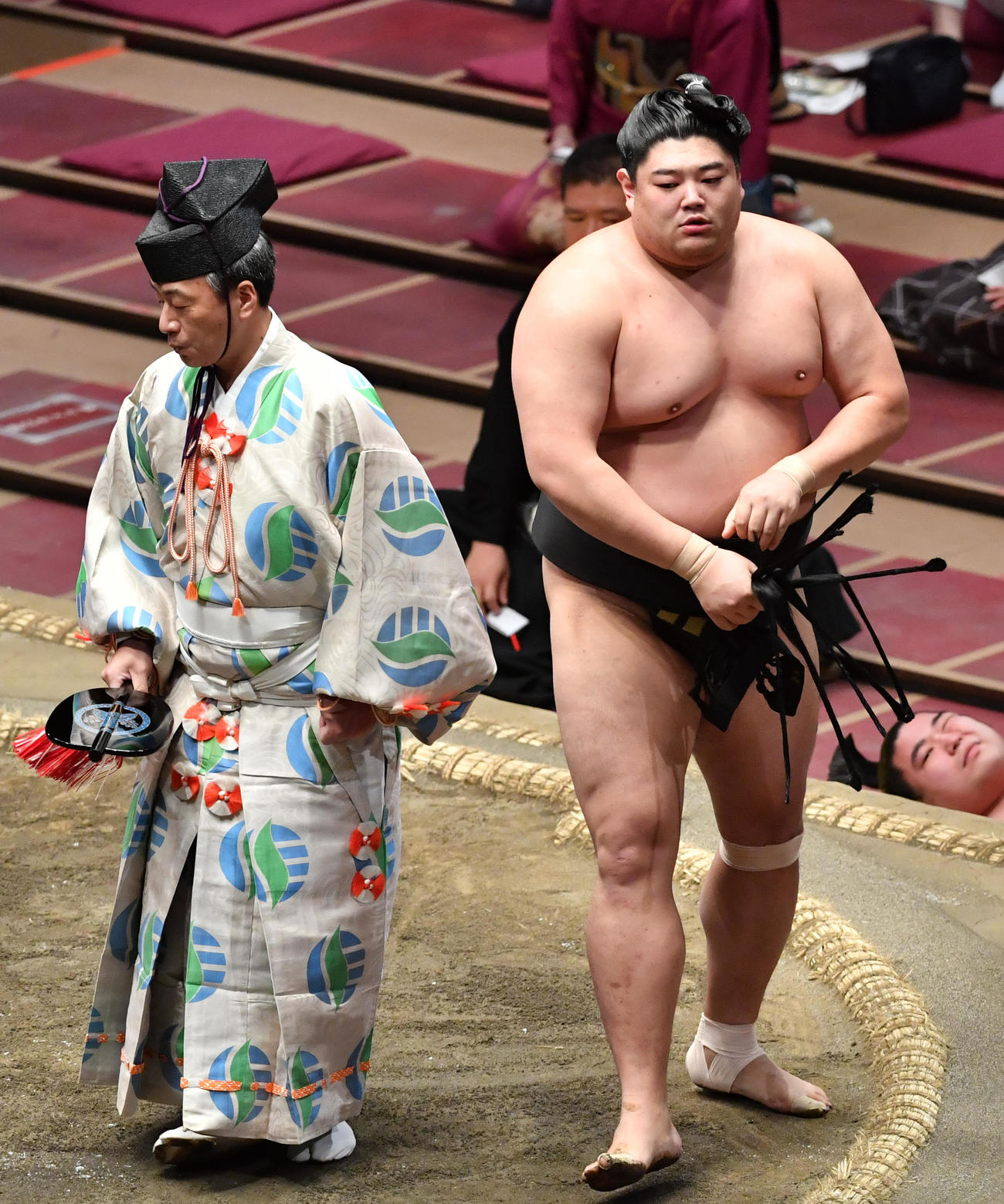 阿炎は大奄美を押し倒しで破る（撮影・柴田隆二）