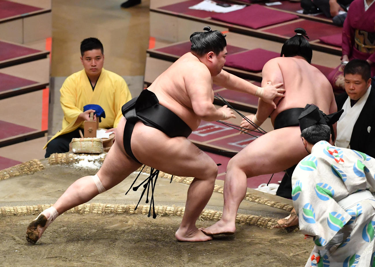 阿炎（左）は大奄美を押し倒しで破る（撮影・柴田隆二）