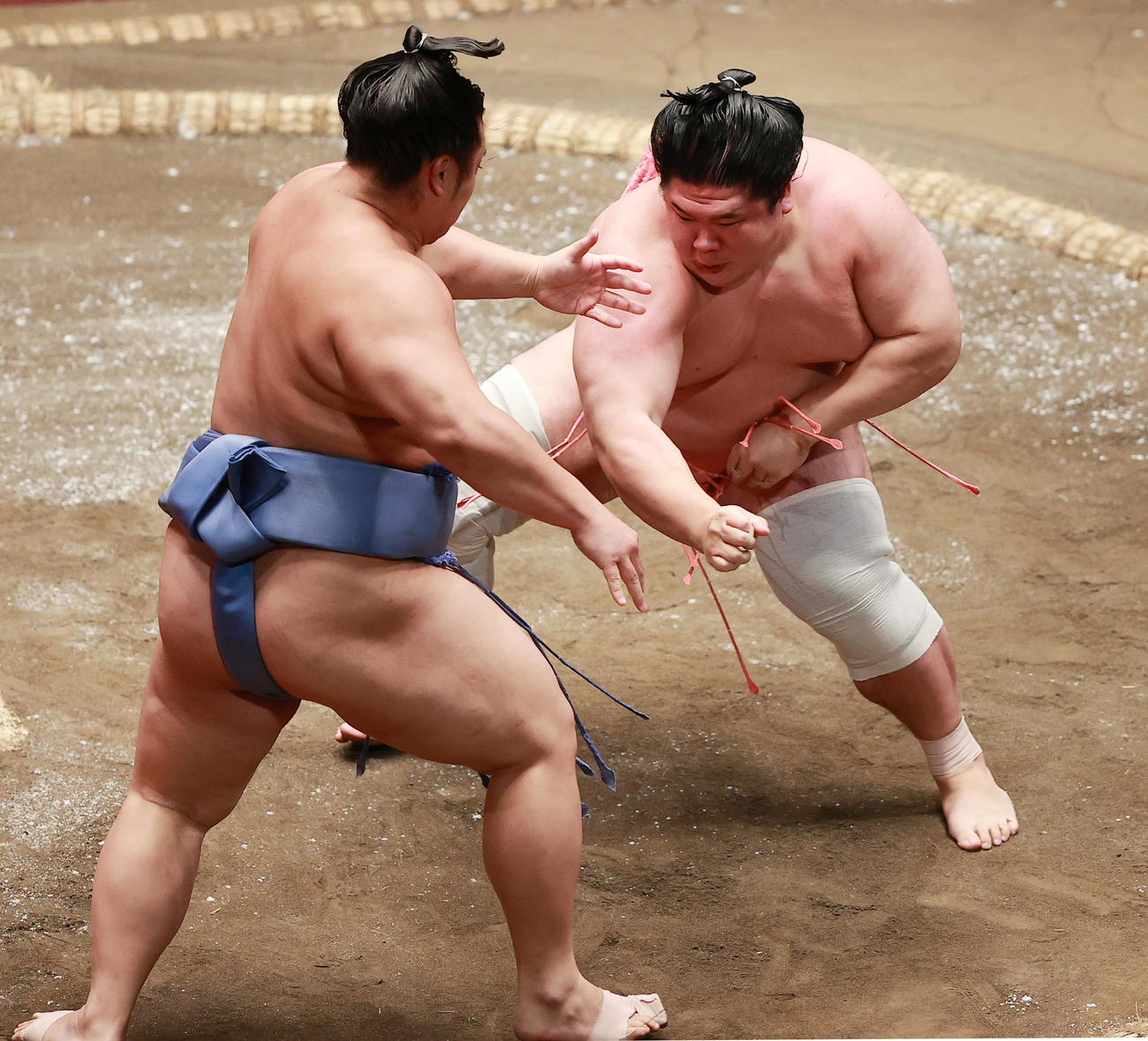 翔猿（手前）を押し倒しで破る宇良（撮影・野上伸悟）