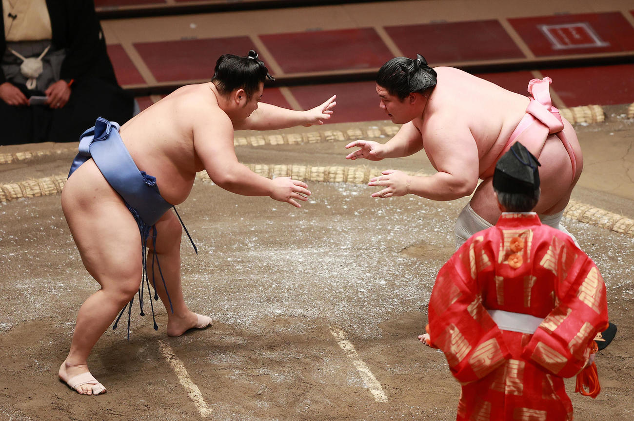 距離をとって勝負をとる翔猿（左）と宇良（撮影・野上伸悟）