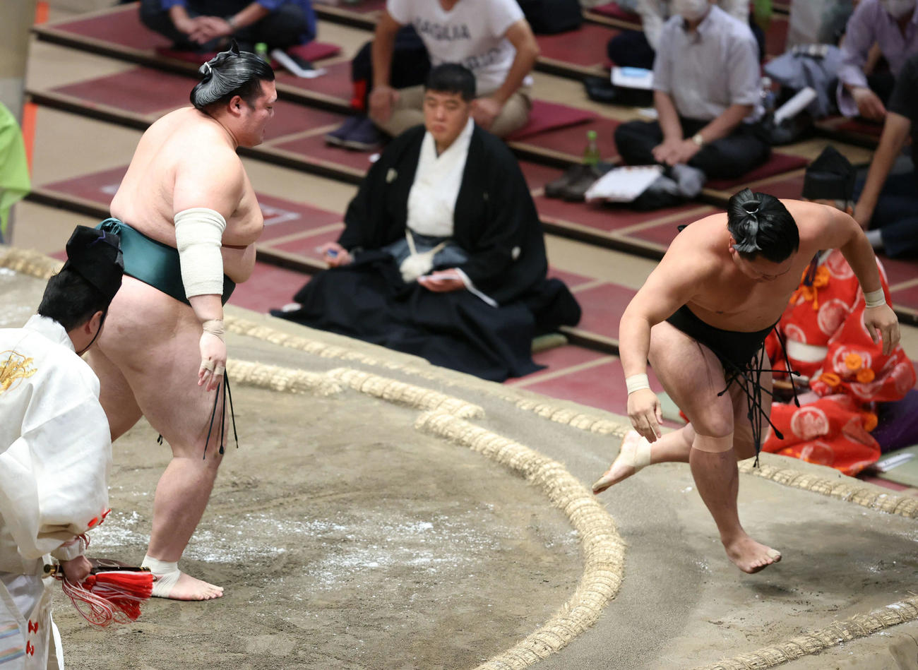 照強（右）をはたき込みで破る豊山（撮影・河田真司）
