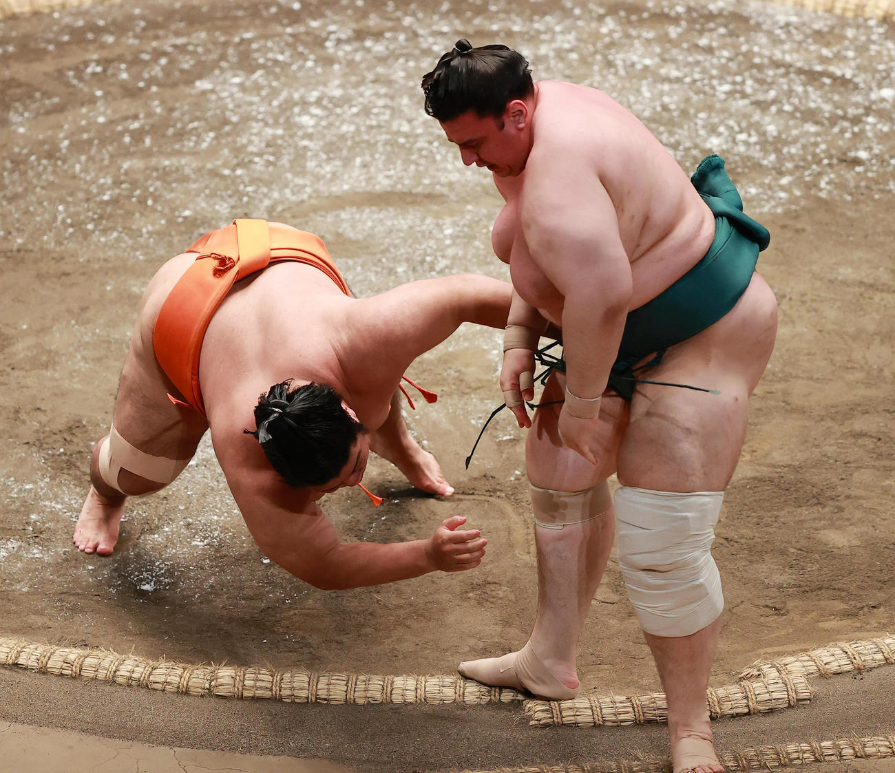 碧山（右）を押し出しで破った志摩ノ海（撮影・野上伸悟）