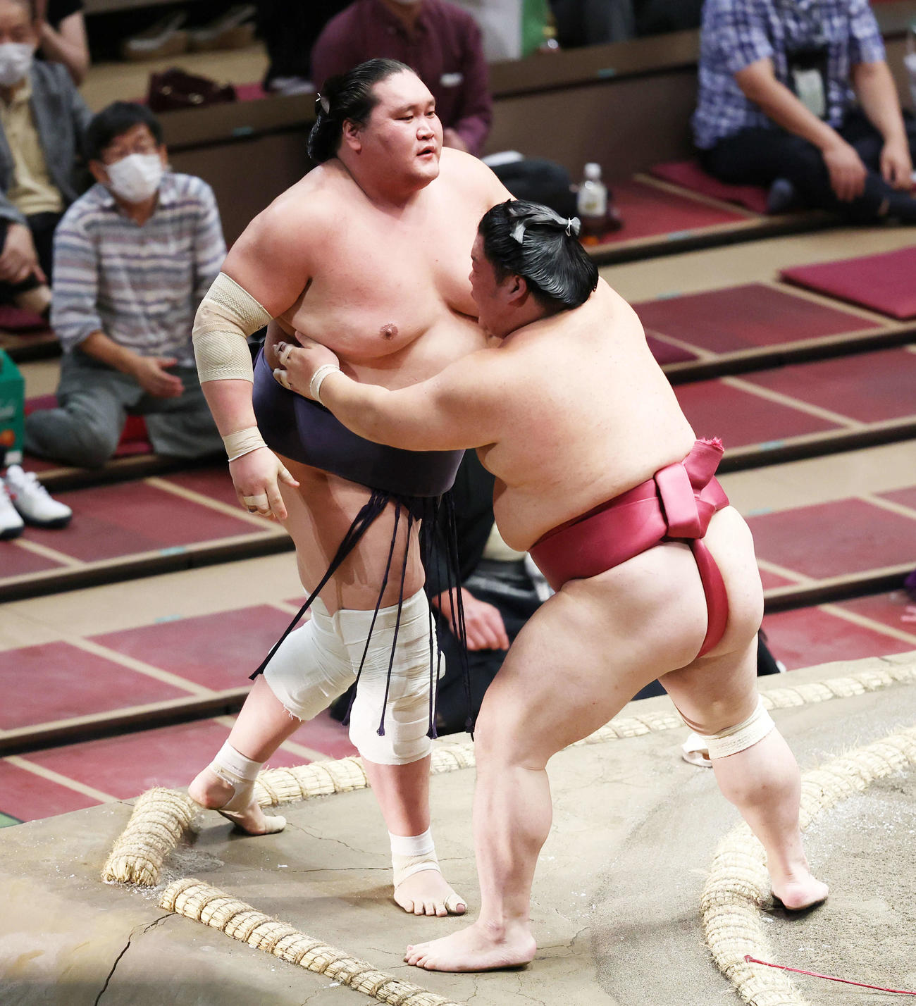 大栄翔（右）に寄り切りで敗れる照ノ富士（撮影・河田真司）