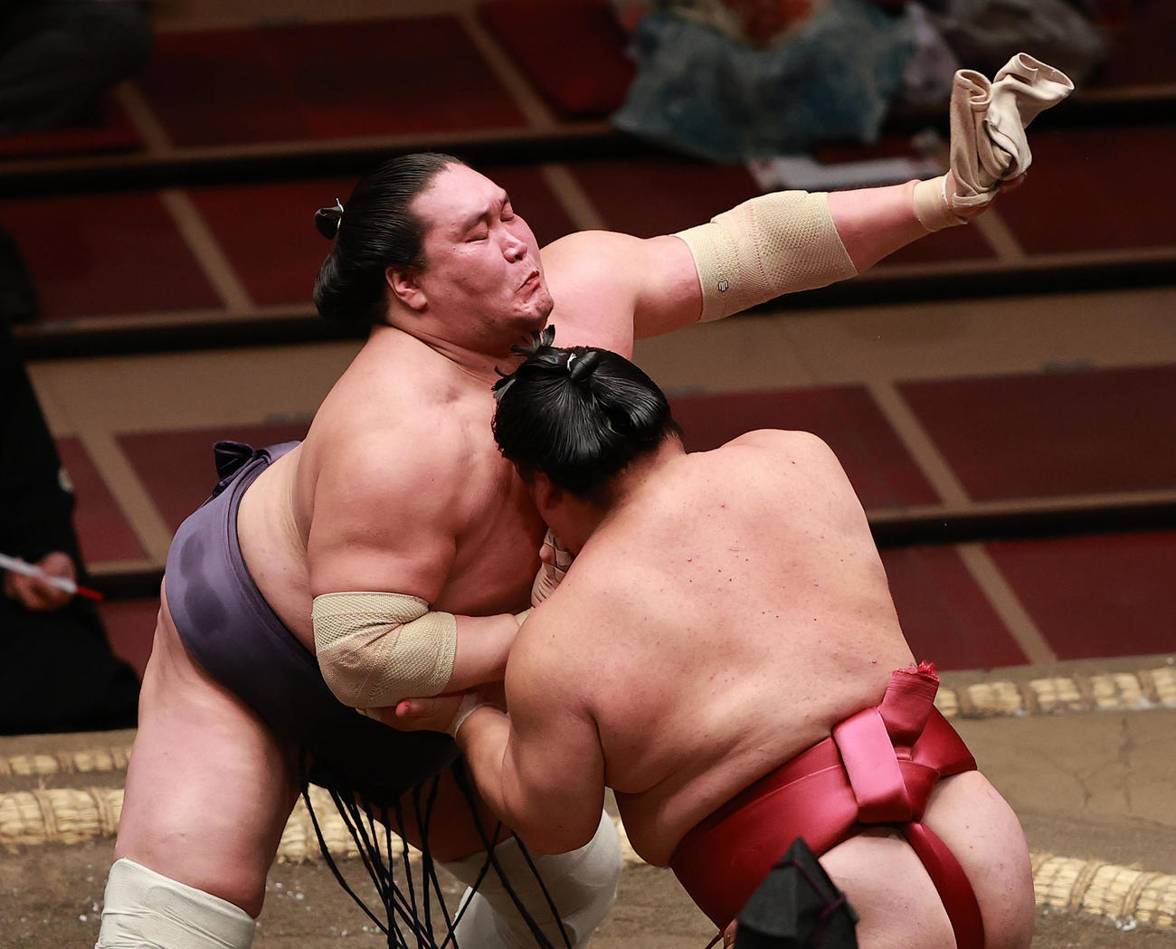 突っ張りを受ける中、大栄翔の右手首のサポーターをつかみとる照ノ富士（撮影・野上伸悟）