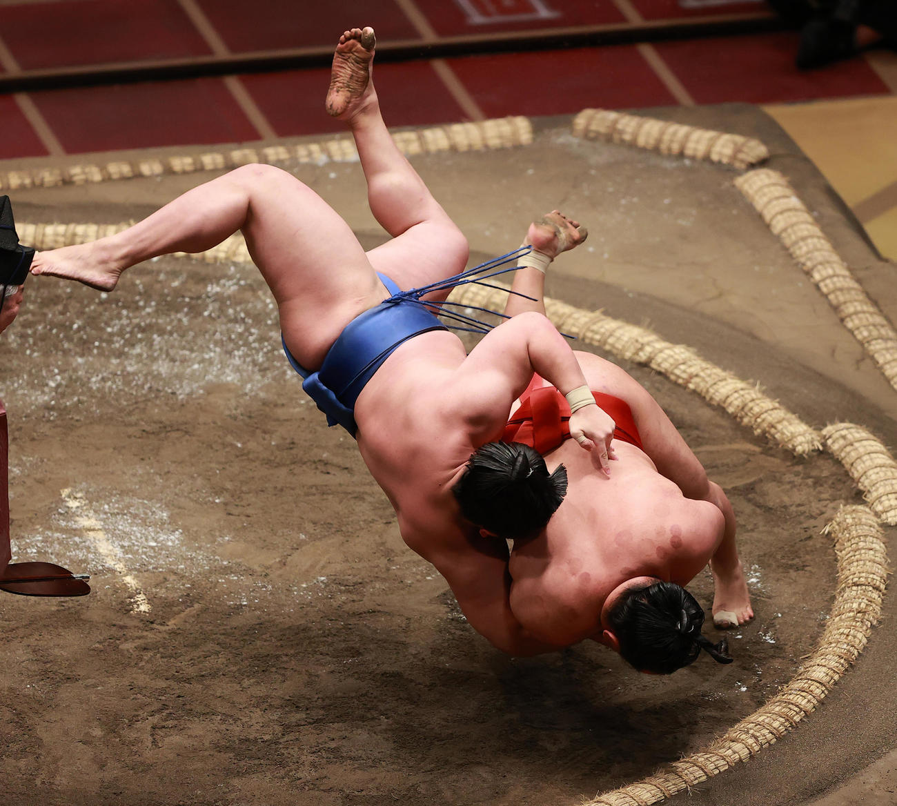 若隆景（左）を1本背負いで破る豊昇龍＝（撮影・野上伸悟）