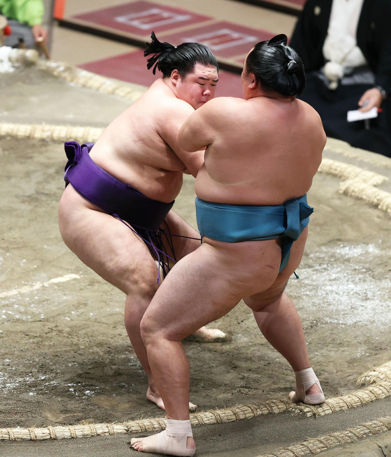 玉鷲（右）を突き出しで破る明生（撮影・河田真司）