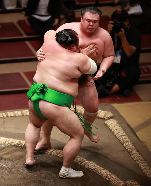 英乃海（奥）を寄り切りで破った千代丸（撮影・野上伸悟）