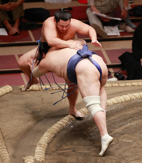翔猿（奥）を押し出しで破った隠岐の海（撮影・野上伸悟）