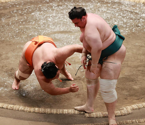 碧山（右）を押し出しで破った志摩ノ海（撮影・野上伸悟）