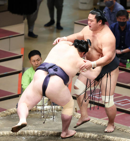 阿武咲（左）に押し出しで敗れる妙義龍（撮影・河田真司）