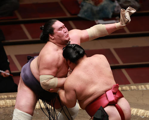 突っ張りを受ける中、大栄翔の右手首のサポーターをつかみとる照ノ富士（撮影・野上伸悟）