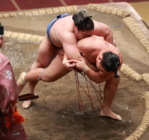 若隆景（左）を1本背負いで破る豊昇龍＝（撮影・野上伸悟）