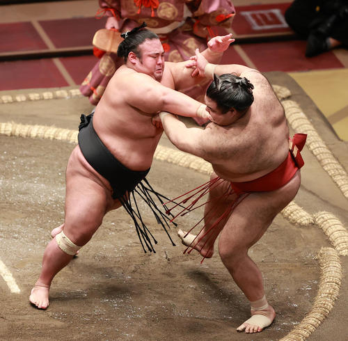押し出しで高安（右）を破る貴景勝（撮影・野上伸悟）