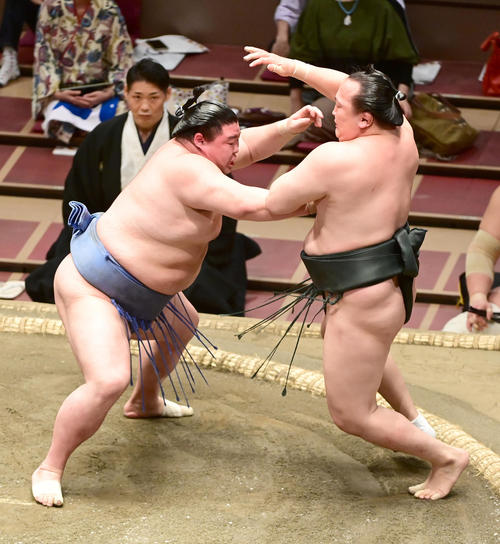 正代（左）は千代翔馬を押し出しで破る（撮影・小沢裕）