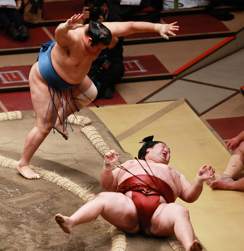 引き落としで徳勝龍（手前）を破る千代の国（撮影・野上伸悟）