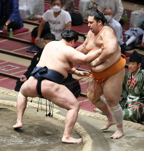 輝（左）に押し出しで敗れる魁聖（撮影・河田真司）