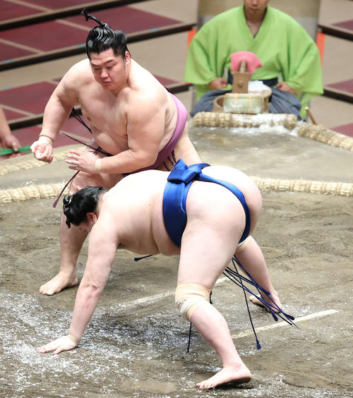 一山本（手前）を引っ掛けで破る遠藤（撮影・河田真司）