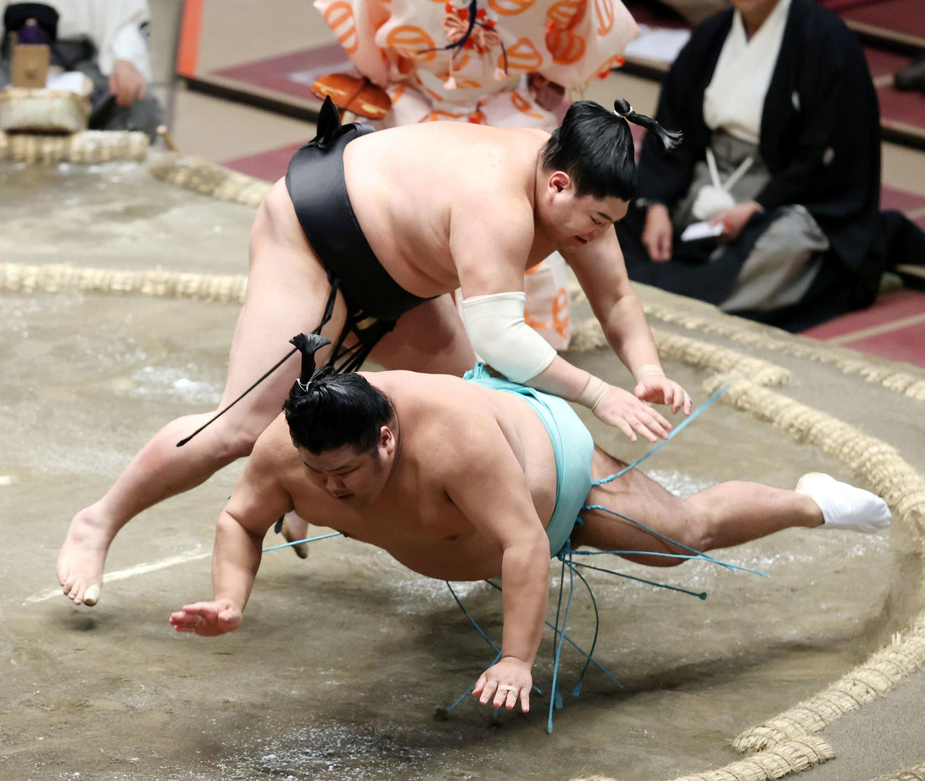 天空海（手前）を押し倒しで破る阿炎（撮影・河田真司）
