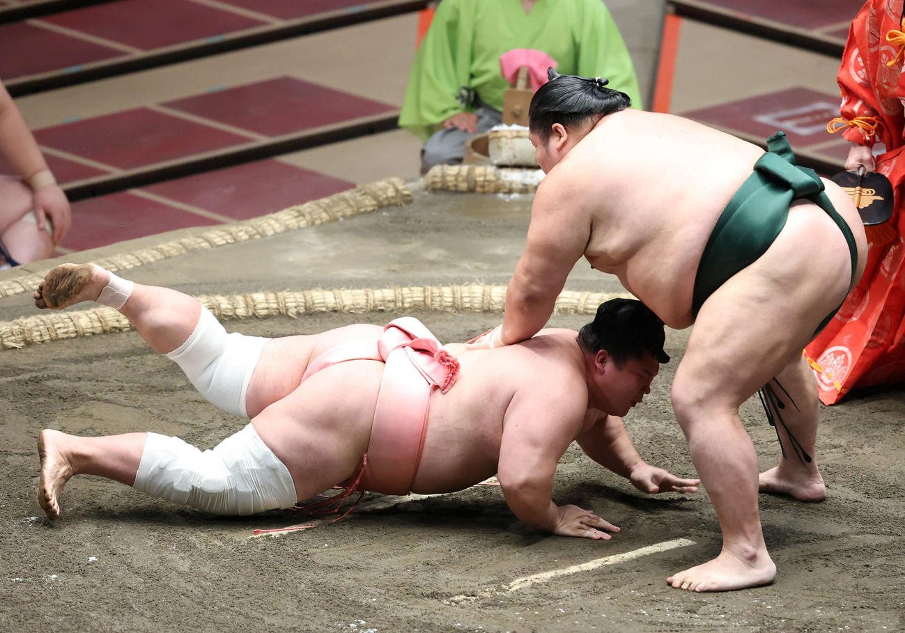 千代大龍（右）に引き落としで敗れる宇良（撮影・河田真司）
